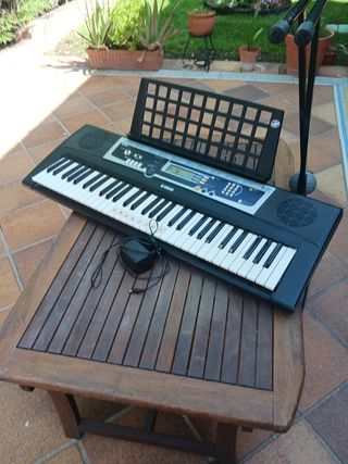 Teclado Yamaha PSR-E233