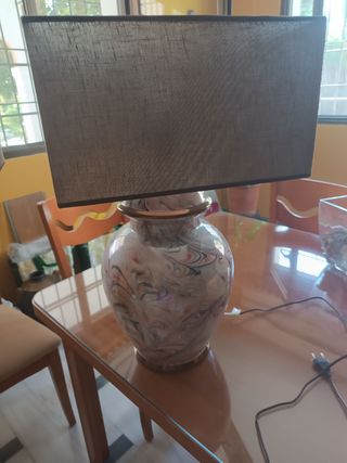 2 Lámparas de pie y de mesa