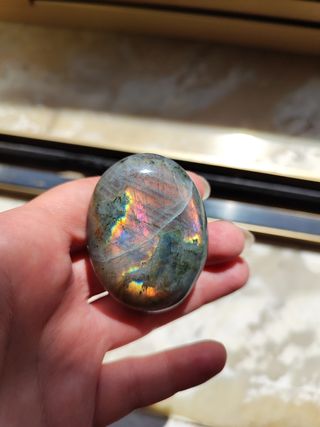 Pietra Labradorite viola levigata