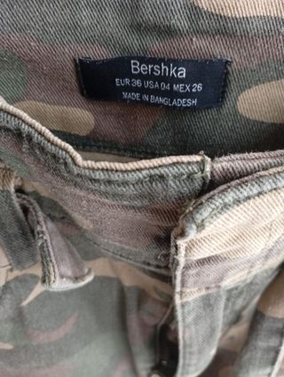 Pantalón militar cintura alta talla 36 de Bershka