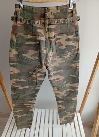Pantalón militar cintura alta talla 36 de Bershka