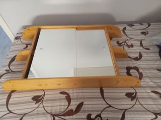 Armario organizador de madera con espejo