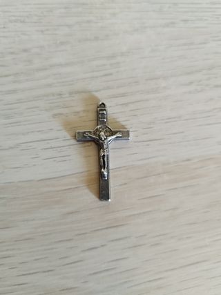 Crucifijos metálicos dorado y plateado