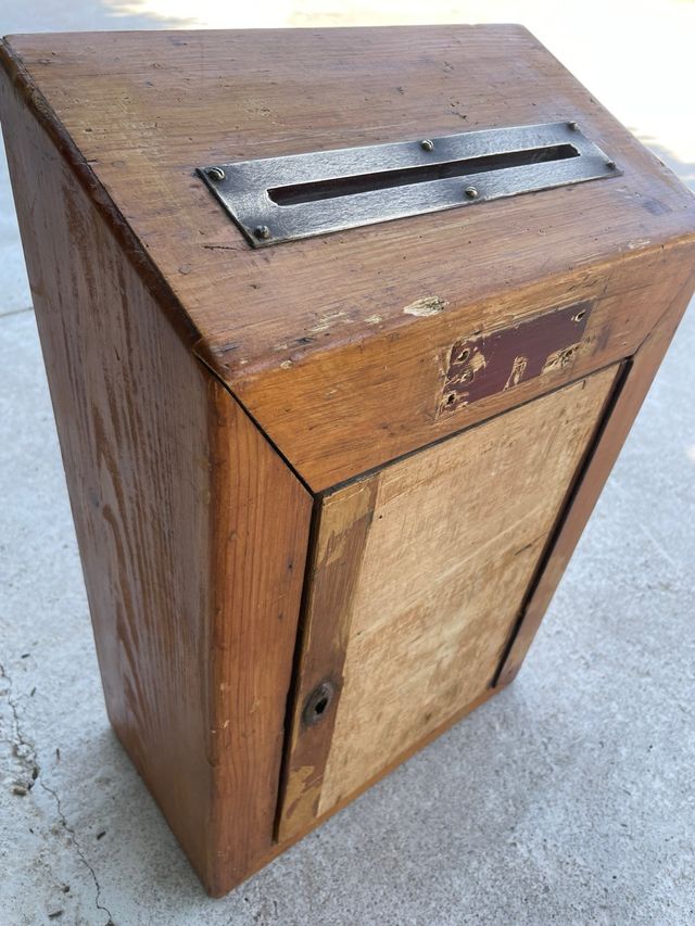 Buzón antiguo de madera