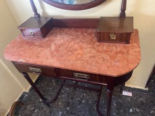 Tocador antiguo de madera y mármol