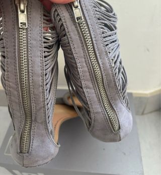 Sandalias planas con cremallera trasera