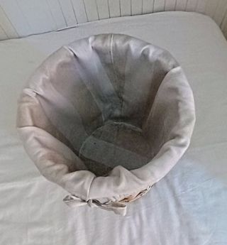 Papelera de mimbre y algodón. 