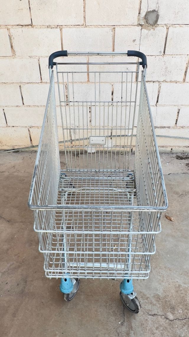 Carro supermercado. Carro metálico