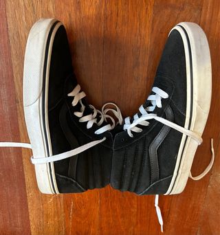 Zapatillas bota VANS negras/blancas originales.