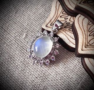 Colgante de Piedra Luna Bañado en Plata