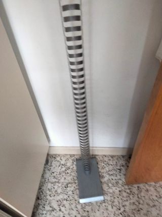 Torre porta-CDs metálica gris.