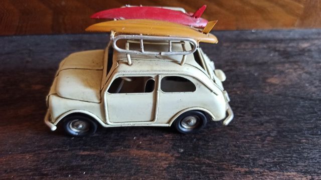 Auto d'epoca in latta stile vintage