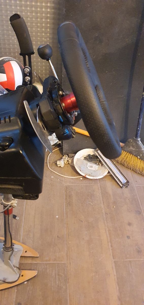 Simulador Logitech: Volante y Pedales,  freno