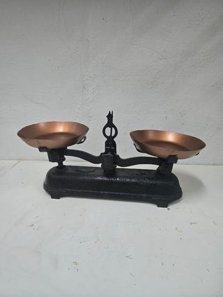 Balanza antigua de metal