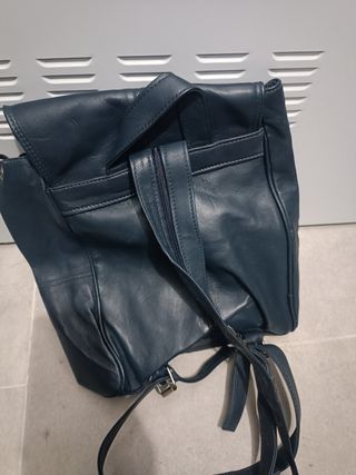 Mochila cuero azul
medidas 30 x 25 x 12