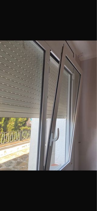 Ventana metalica con persiana