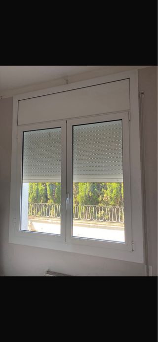 Ventana metalica con persiana