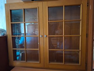 Vitrina de madera con puertas de cristal