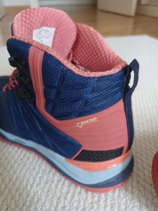 Botas THE NORTH FACE, azules y rosas