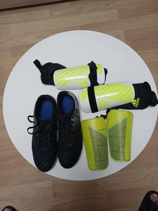 Zapatillas Adidas + espinilleras Adidas y Kipsta