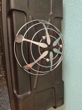 Frutero metálico con cubiertos de adorno