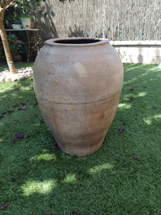 Tinaja antigua de barro
