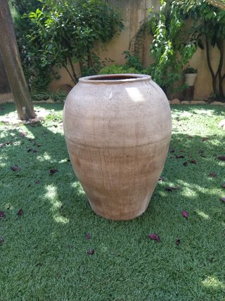 Tinaja antigua de barro