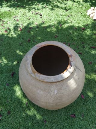 Tinaja antigua de barro