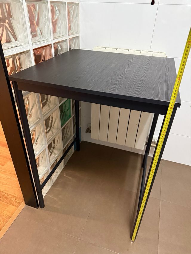 Mesa negra alta cuadrada