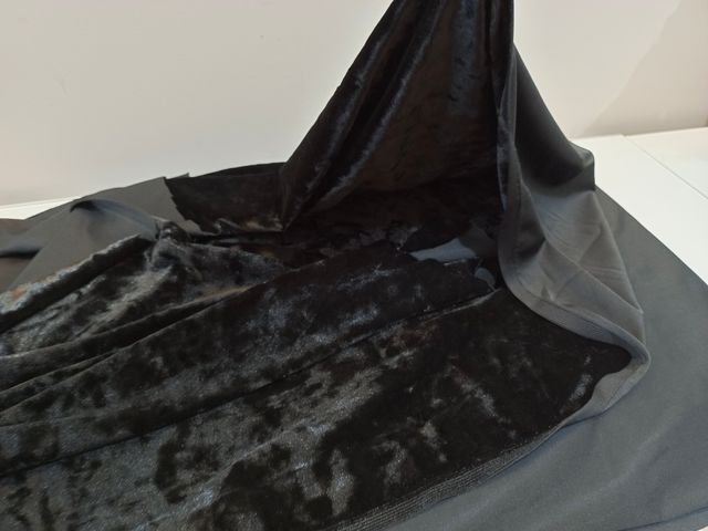 Tela terciopelo negro elástica y regalo otro retal