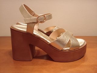 Sandalias doradas Maripaz