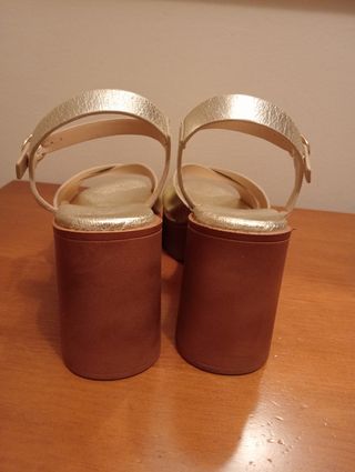 Sandalias doradas Maripaz