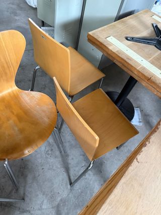 Sillas de madera y metal
