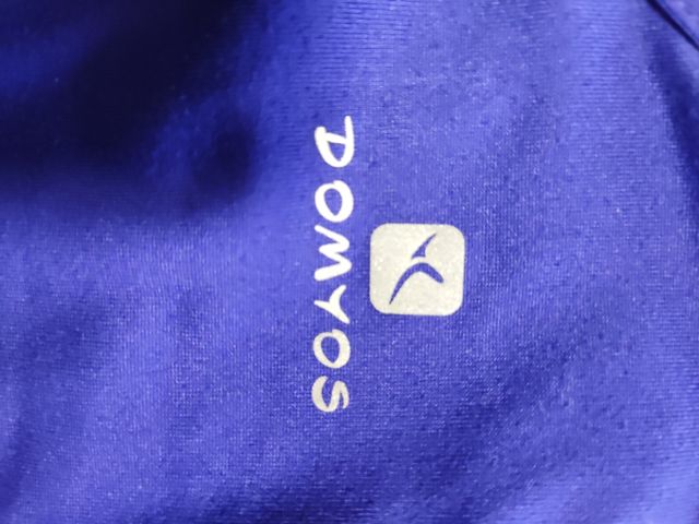 Top y camiseta deportiva azul Decathlon talla S