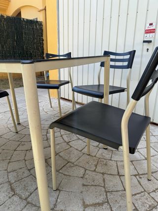 Mesa y 4 sillas -Negro -Cristal-metal y plastico.