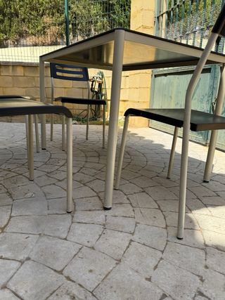 Mesa y 4 sillas -Negro -Cristal-metal y plastico.