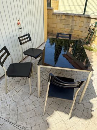Mesa y 4 sillas -Negro -Cristal-metal y plastico.