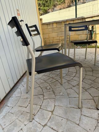 Mesa y 4 sillas -Negro -Cristal-metal y plastico.