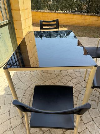 Mesa y 4 sillas -Negro -Cristal-metal y plastico.