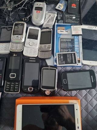 Móviles antiguos + baterías y cargadores