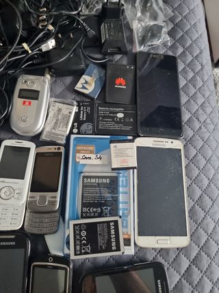 Móviles antiguos + baterías y cargadores