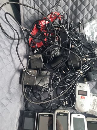 Móviles antiguos + baterías y cargadores