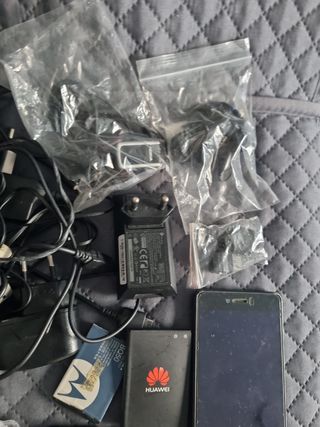 Móviles antiguos + baterías y cargadores