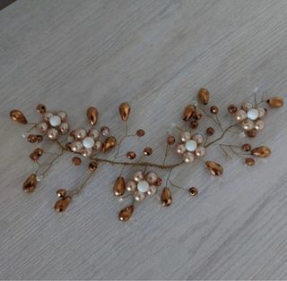 Tocado dorado con flores