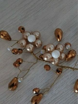 Tocado dorado con flores