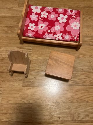 Cama, mesa y mecedora de madera para muñecas