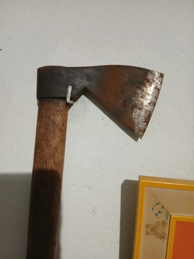 Ascia antica in legno