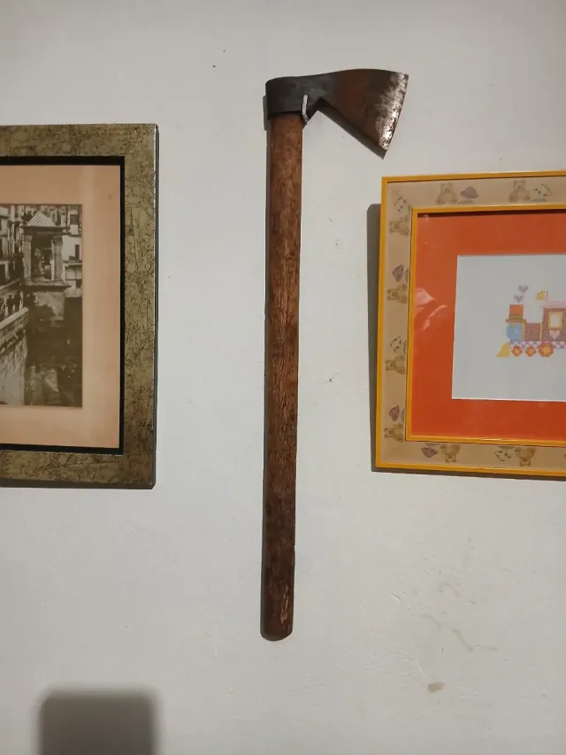 Ascia antica in legno