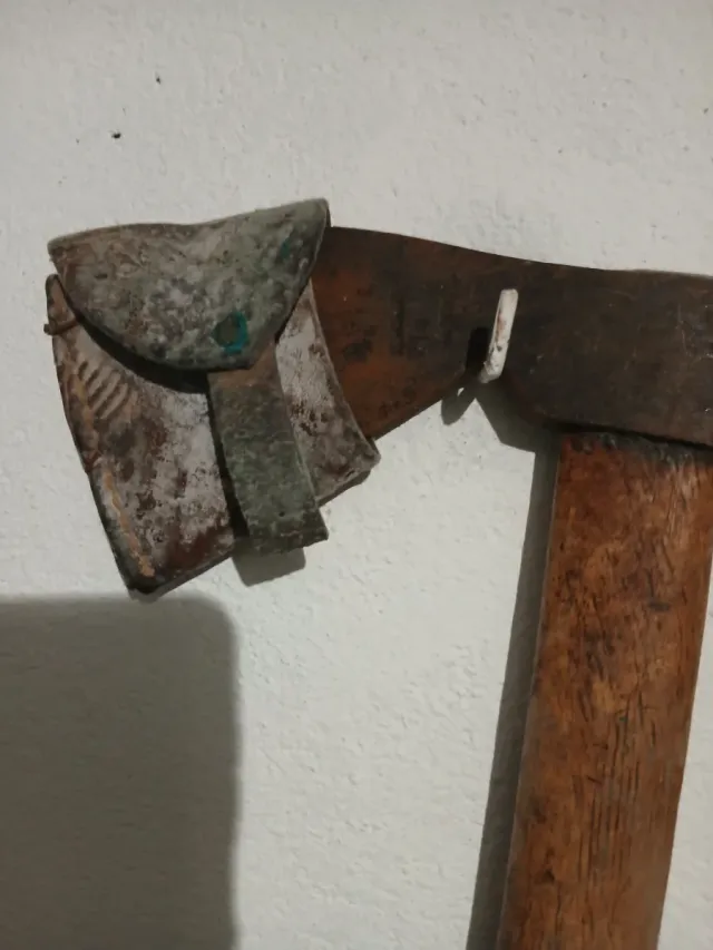 Ascia antica in legno