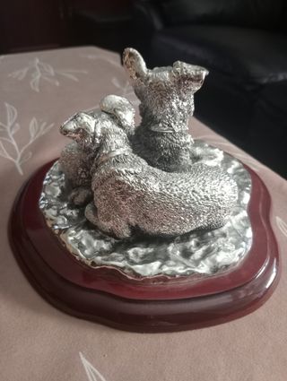 Preciosa figura perros plateada